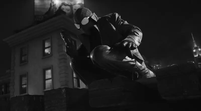 Fotograma en blanco y negro de la serie Spider-Noir con el protagonista agazapado en una azotea de Nueva York.