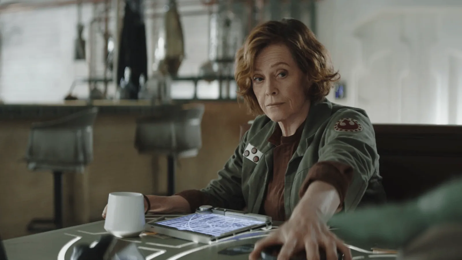 El tráiler de 'Star Wars: The Mandalorian and Grogu' muestra a Pedro Pascal y su adorable aprendiz dando caza a los señores de la guerra imperiales. 6 Mundocine - Star Wars The Mandalorian And Grogu Sigourney Weaver