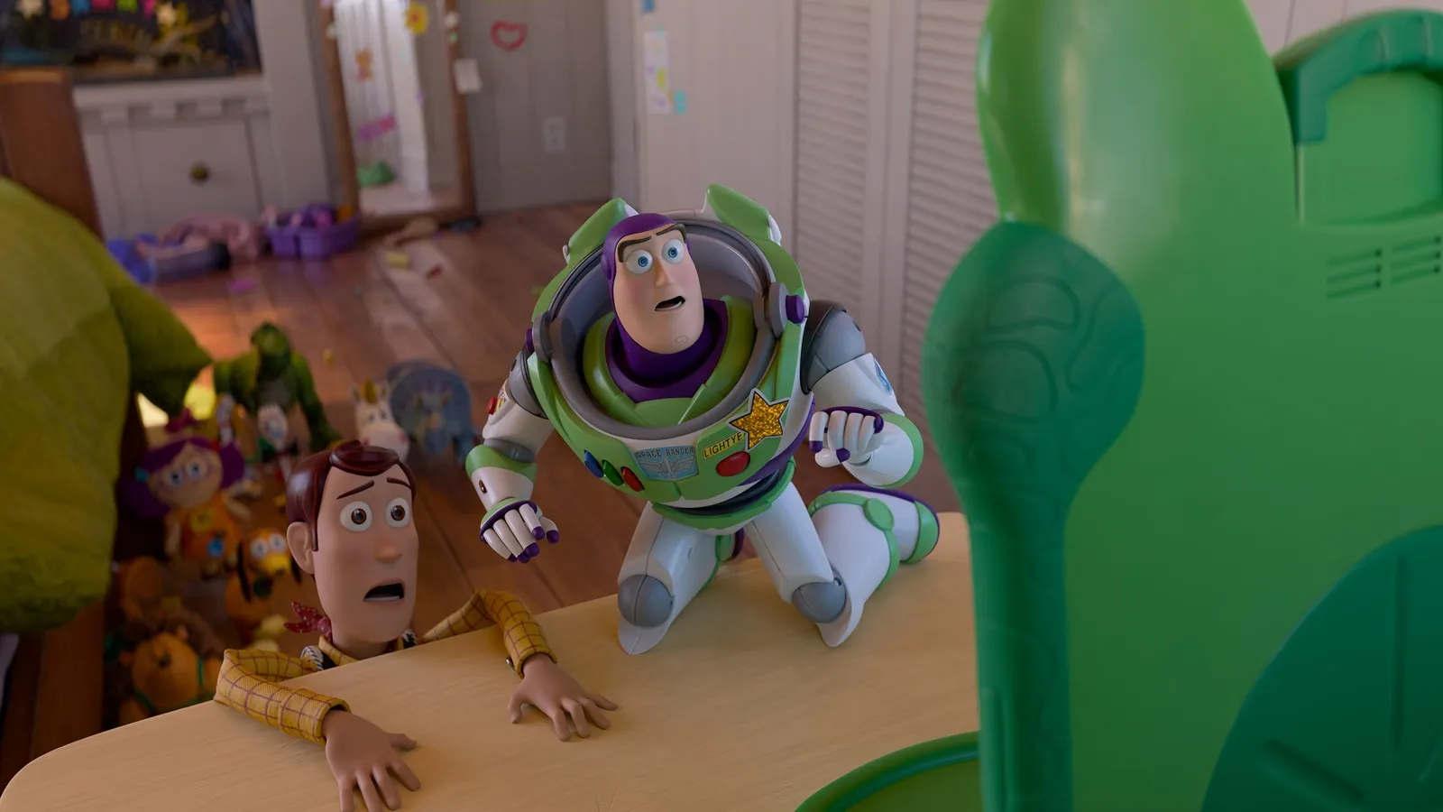 Woody regresa con poncho (y calvicie) para luchar contra una tablet en el tráiler de 'Toy Story 5'. 2 Mundocine - Toy Story 5 Nuevo Trailer