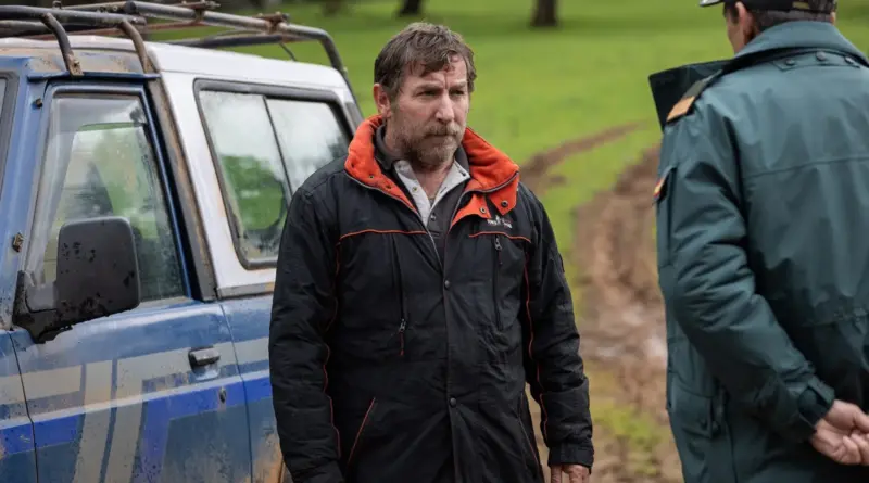 Antonio De La Torre Frente A Un Agente De La Guardia Civil Junto A Un Todoterreno Azul En Caza Mayor.