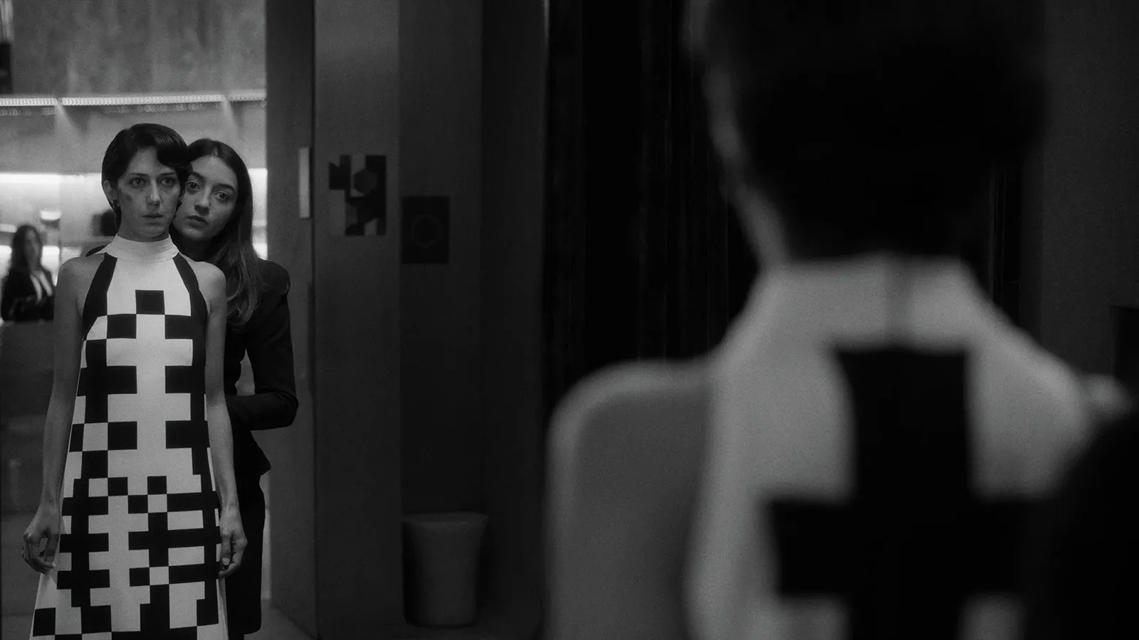 Mundocine - Dos Personas Intercambiando Saliva