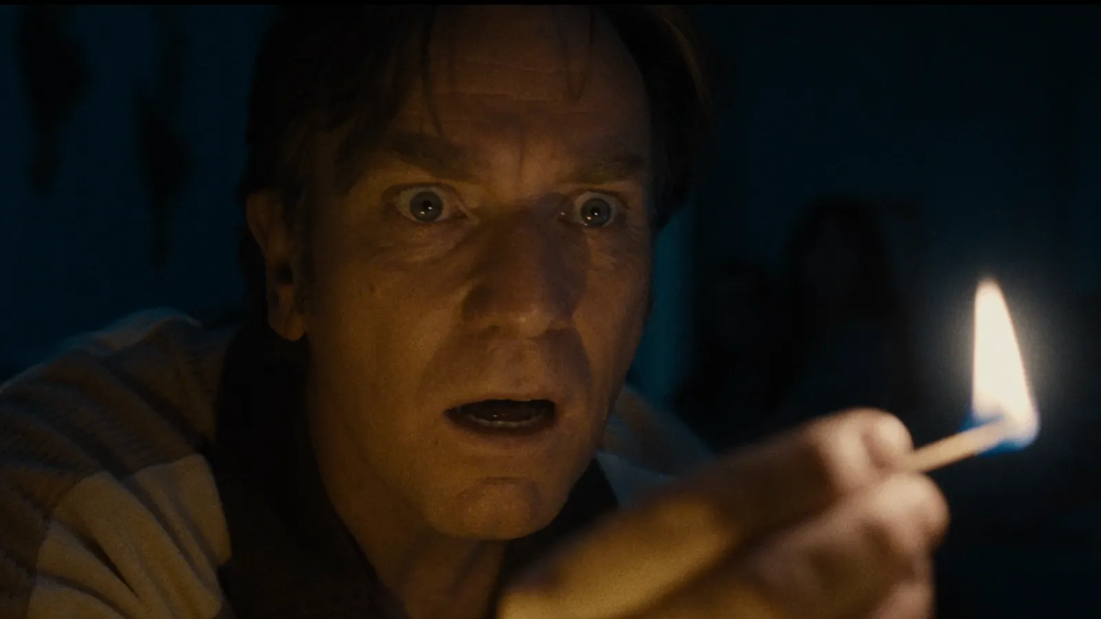 Anne Hathaway y Ewan McGregor huyen de los dinosaurios en el primer tráiler de 'El final de Oak Street'. 6 Mundocine - El Final De Oak Street 2026