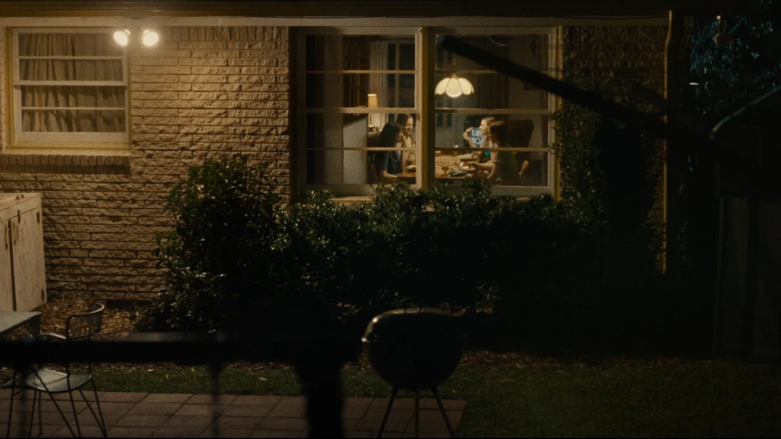 Anne Hathaway y Ewan McGregor huyen de los dinosaurios en el primer tráiler de 'El final de Oak Street'. 5 Mundocine - El Final De Oak Street Reparto