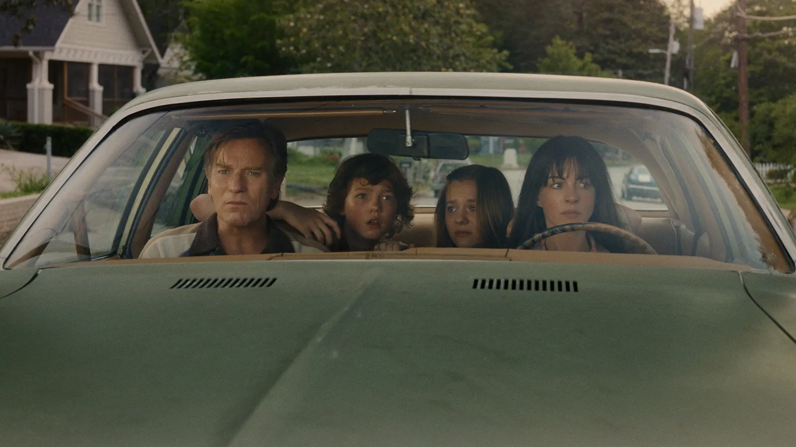 Anne Hathaway y Ewan McGregor huyen de los dinosaurios en el primer tráiler de 'El final de Oak Street'. 2 Mundocine - El Final De Oak Street Trailer