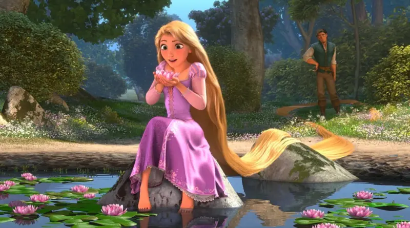 Rapunzel Sentada Descalza Sobre Una Roca En Un Estanque Sosteniendo Un Nenúfar Rosa, Con Su Largo Pelo Rubio Extendido Y Flynn Rider Observándola Al Fondo, En Una Escena De La Película De Animación Enredados.