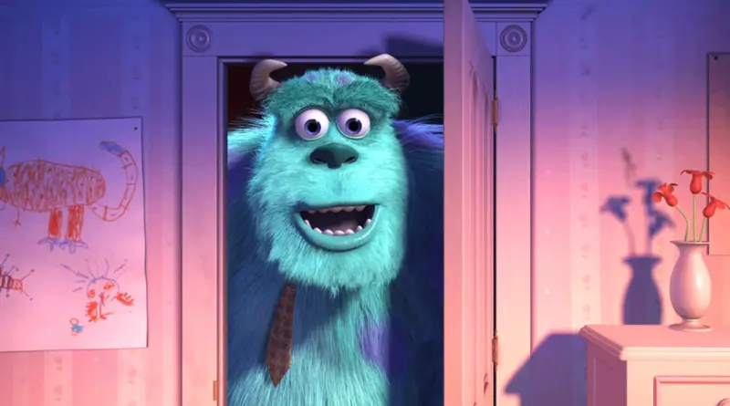 Fotograma De 'Monstruos S. A.'. El Gran Monstruo Peludo Sulley Asomándose Por La Puerta Entreabierta De Una Habitación Infantil Con Una Gran Sonrisa De Ternura.
