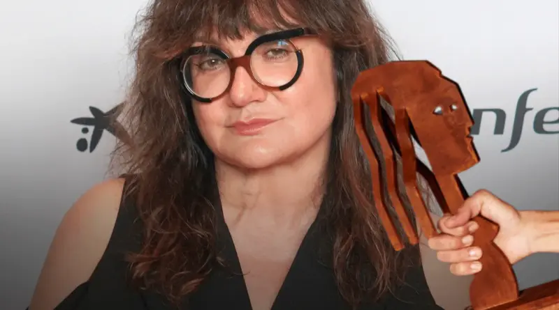 Isabel Coixet Sosteniendo El Galardón En Los Premios Fotogramas De Plata 2025.