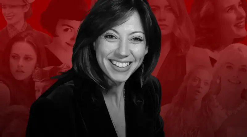 Retrato En Blanco Y Negro De La Actriz De Doblaje Isabel Valls Sobre Un Fondo Rojo Con Personajes De Cine.