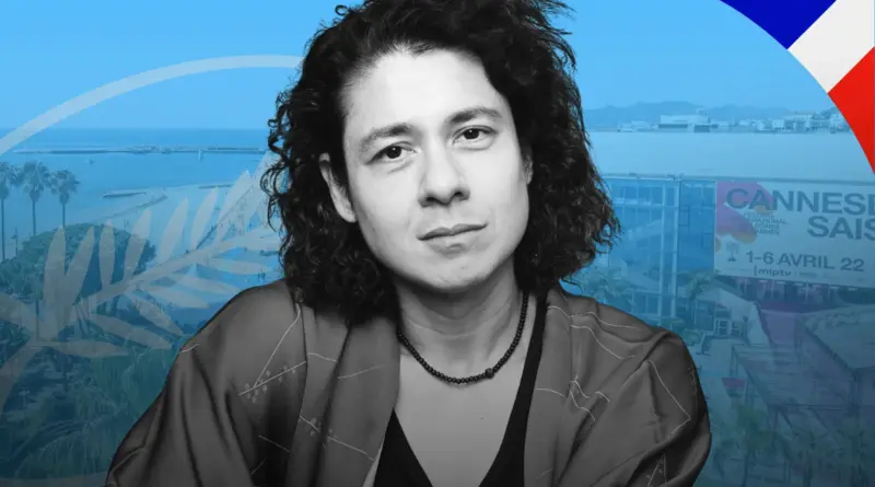 Retrato En Blanco Y Negro De Joecar Hanna Sobre Un Fondo Azul De La Costa De Cannes.