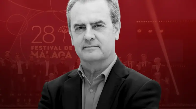 Retrato En Blanco Y Negro De Juan Antonio Vigar Superpuesto Sobre Un Fondo Rojo Que Muestra El Logotipo Del 28 Festival De Málaga Y La Silueta De Ganadores.