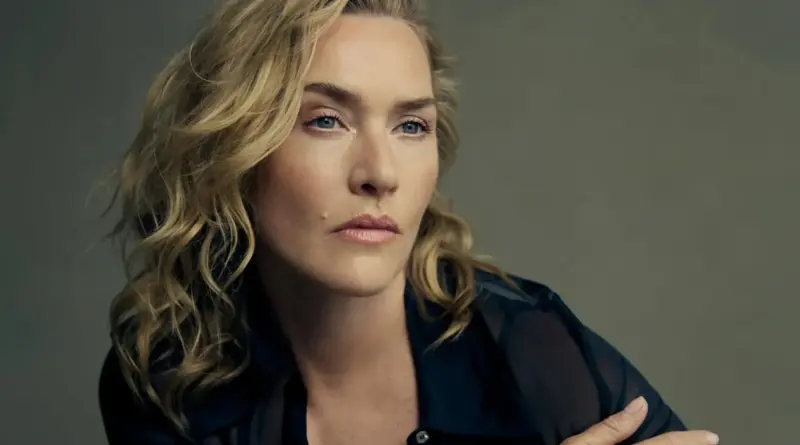 Retrato de primer plano de la actriz Kate Winslet con cabello rubio ondulado y expresión serena.