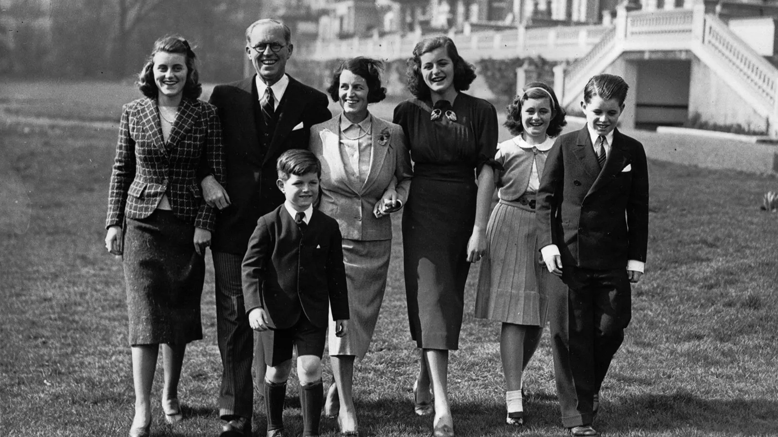 Michael Fassbender jura el cargo como patriarca de los Kennedy en la serie de Netflix que aspira a ser la 'The Crown' estadounidense. 4 Mundocine - Kennedy Familia