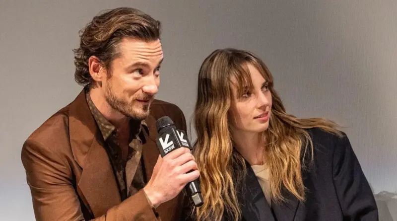 Maya Hawke y Lewis Pullman hablando en un panel durante el festival SXSW.