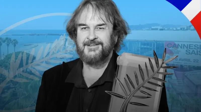 Retrato En Blanco Y Negro De Peter Jackson Superpuesto Sobre Un Fondo Azul De La Costa De Cannes, Junto A Una Figura De La Palma De Oro Y La Bandera Francesa.