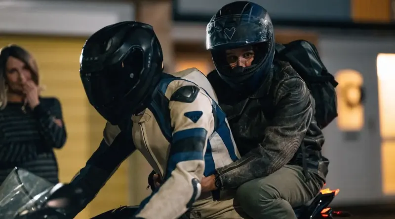 Alexander Skarsgård Y Harry Melling Montados En Una Motocicleta De Noche En La Película Pillion.