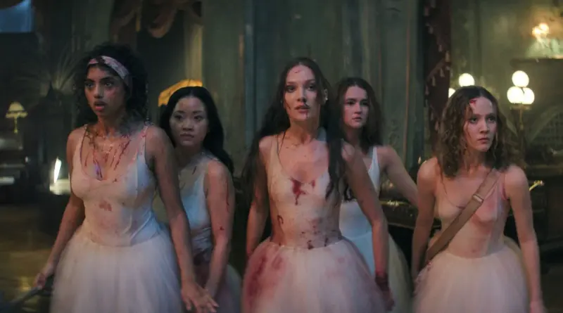 Las Cinco Bailarinas Protagonistas De Pretty Lethal Caminando Juntas En Un Salón.