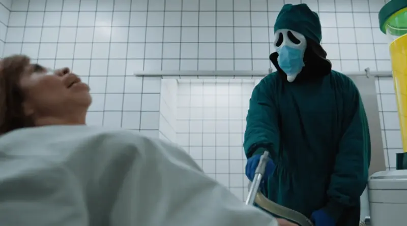 Fotograma De 'Scary Movie 6'. Escena Que Parodia 'La Sustancia'. Un Personaje Disfrazado De Ghostface Con Traje De Cirujano Azul Y Mascarilla Sanitaria Sostiene Una Manguera Cerca De Una Mujer Tumbada En Una Camilla De Hospital. A La Derecha Se Ve Un Gran Dispensador Con Un Líquido Amarillo Brillante.