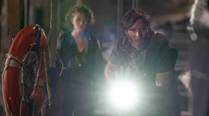 Cillian Murphy Iluminando Con Una Linterna En Una Escena De Suspense De La Saga Un Lugar Tranquilo.