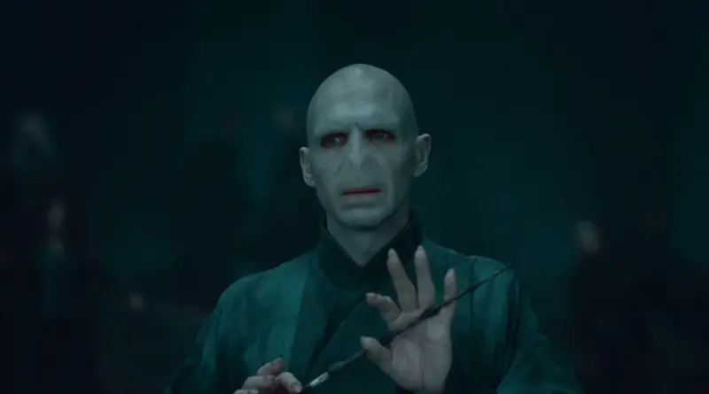 El Personaje De Lord Voldemort, Interpretado Por Ralph Fiennes En Las Películas De Harry Potter, Mirando Fijamente Mientras Sostiene Su Varita.