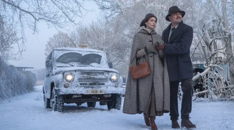 Leonardo Dicaprio Y Jennifer Lawrence Caminan Por Un Paisaje Nevado Junto A Un Coche Antiguo Cubierto De Escarcha En La Película &Quot;What Happens At Night&Quot; De Martin Scorsese.