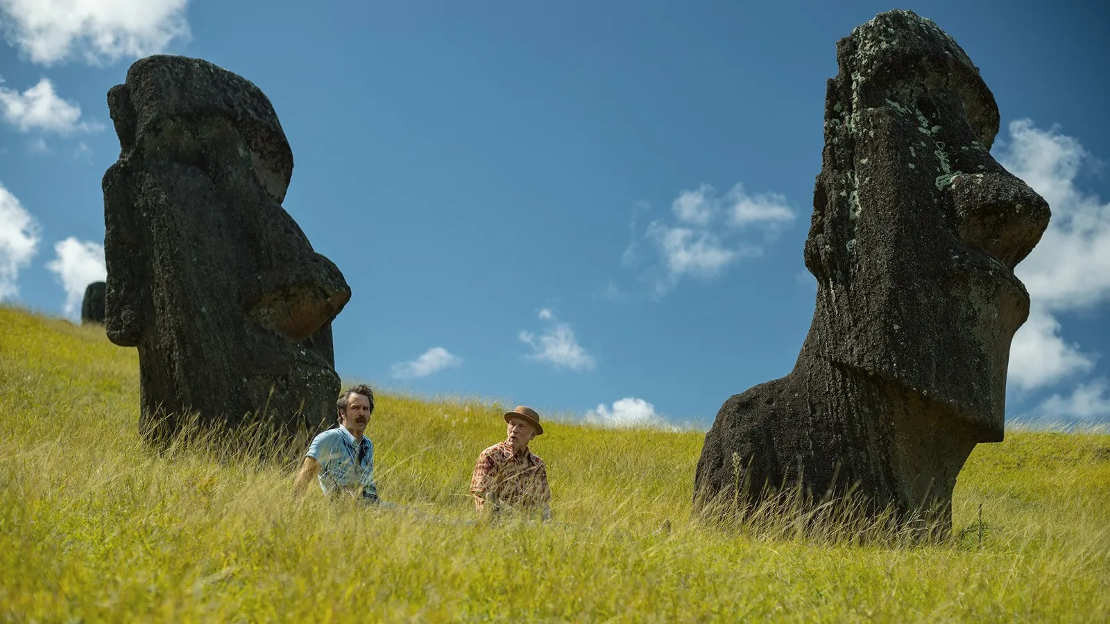 John Malkovich y Sam Rockwell se convierten en agentes de la CIA en el primer tráiler de 'Wild Horse Nine', de Martin McDonagh. 3 Mundocine - Wild Horse Nine 2026