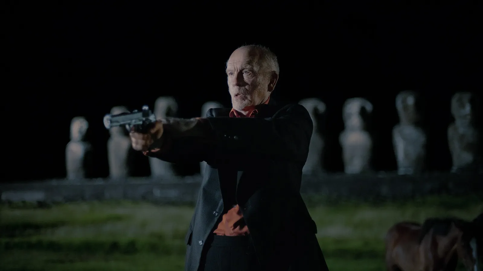 John Malkovich y Sam Rockwell se convierten en agentes de la CIA en el primer tráiler de 'Wild Horse Nine', de Martin McDonagh. 7 Mundocine - Wild Horse Nine Isla Pascua