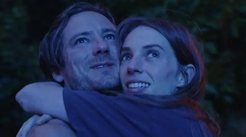 Primer Plano De Maya Hawke Y Lewis Pullman Abrazados En Una Escena Nocturna De La Película Wishful Thinking.