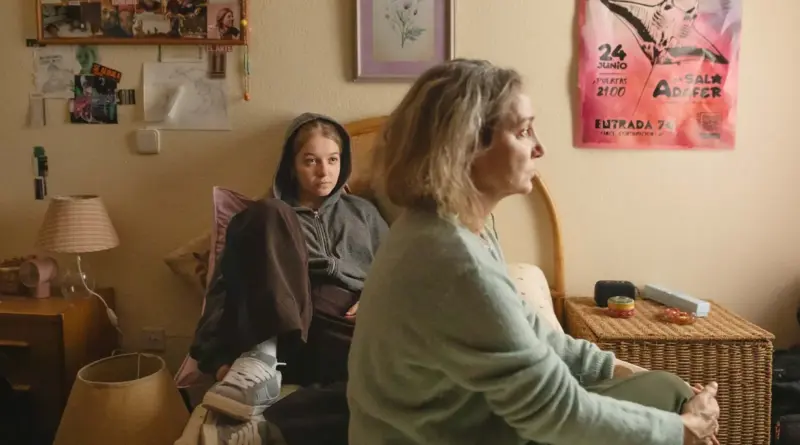 Escena De La Película Yo No Moriré De Amor, Biznaga De Oro En Málaga 2026, Con Dos Mujeres Sentadas En Una Habitación.