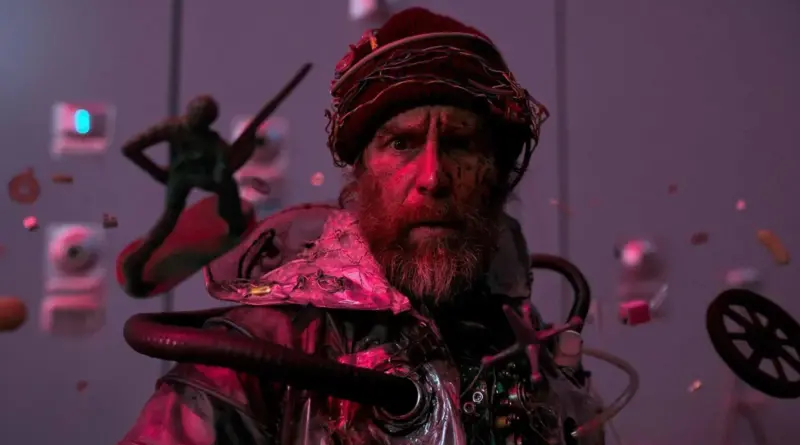 Sam Rockwell Caracterizado Con Un Casco Improvisado De Cables Y Papel Aluminio Bajo Una Luz Roja En 'Buena Suerte, Pásalo Bien, No Mueras'.