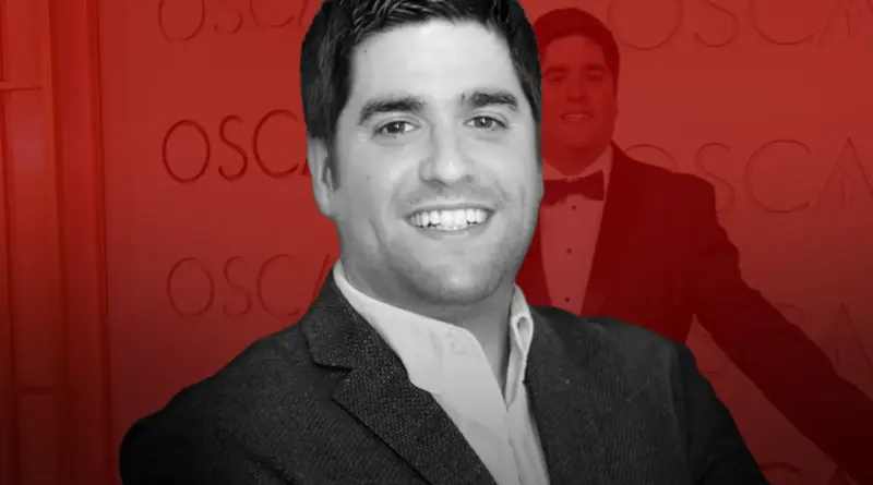 Retrato De Álvar Carretero De La Fuente Sonriendo Con Fondo Rojo De Los Premios Oscar.