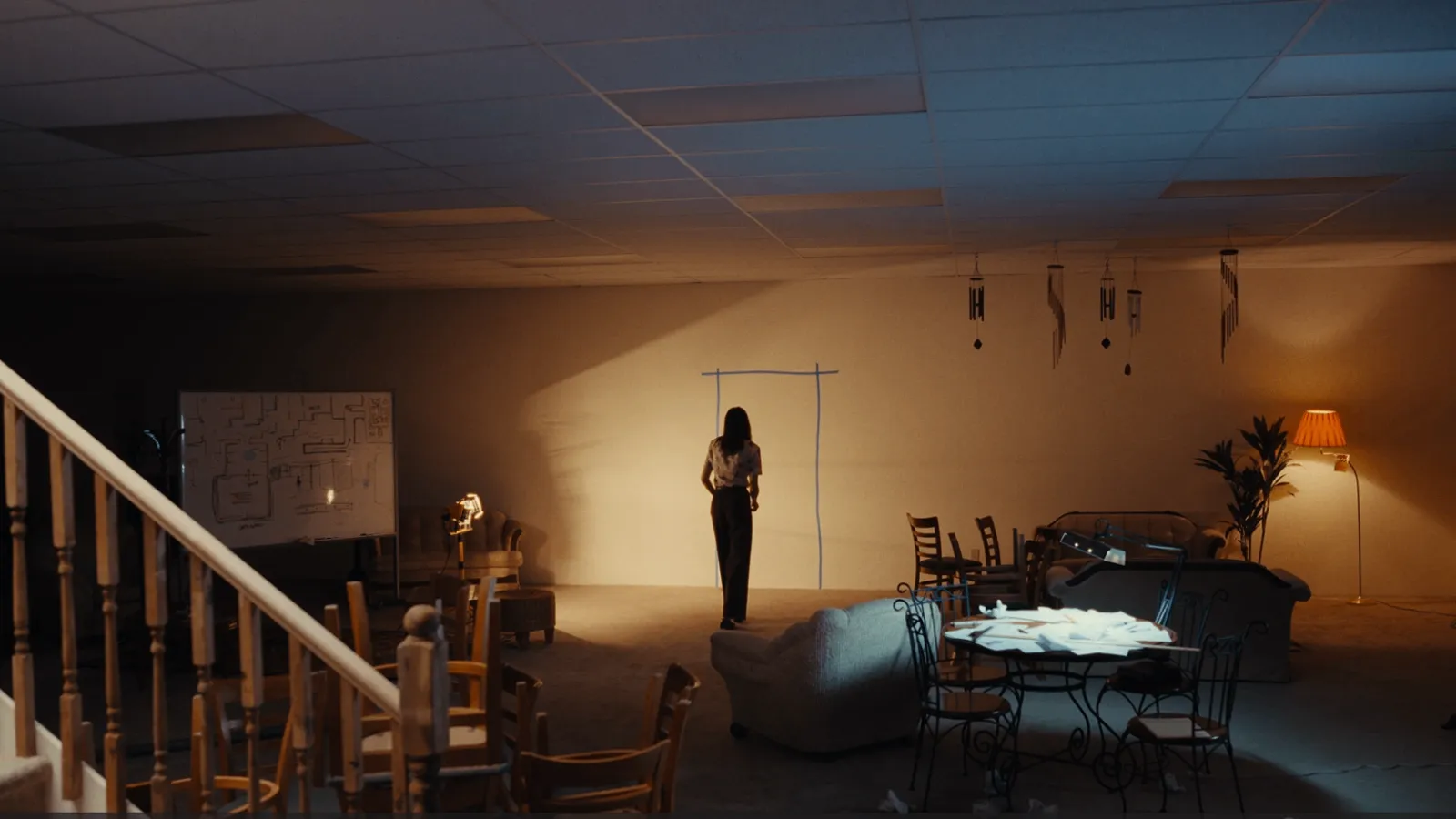 El tráiler de 'Backrooms' nos desbloquea un nuevo miedo irracional a las paredes amarillas y las luces fluorescentes. 7 Mundocine - Backrooms 2026 Estreno