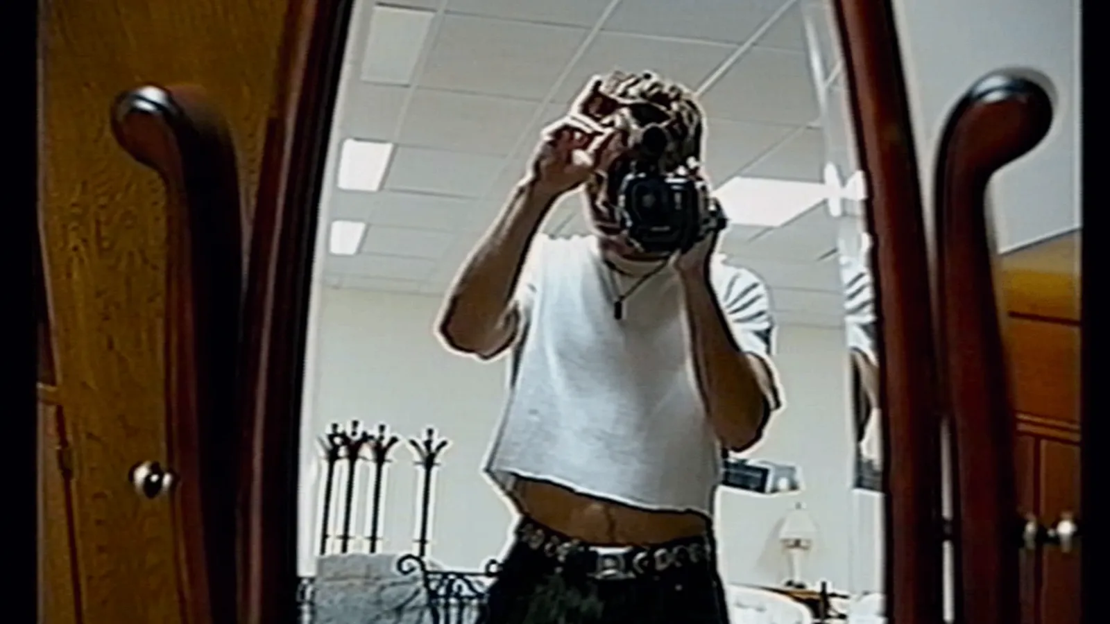 El tráiler de 'Backrooms' nos desbloquea un nuevo miedo irracional a las paredes amarillas y las luces fluorescentes. 3 Mundocine - Backrooms 2026 Pelicula A24