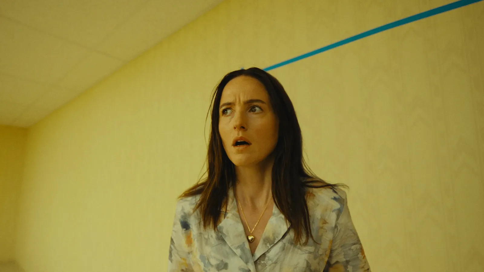 El tráiler de 'Backrooms' nos desbloquea un nuevo miedo irracional a las paredes amarillas y las luces fluorescentes. 6 Mundocine - Backrooms 2026 Renate Reinsve