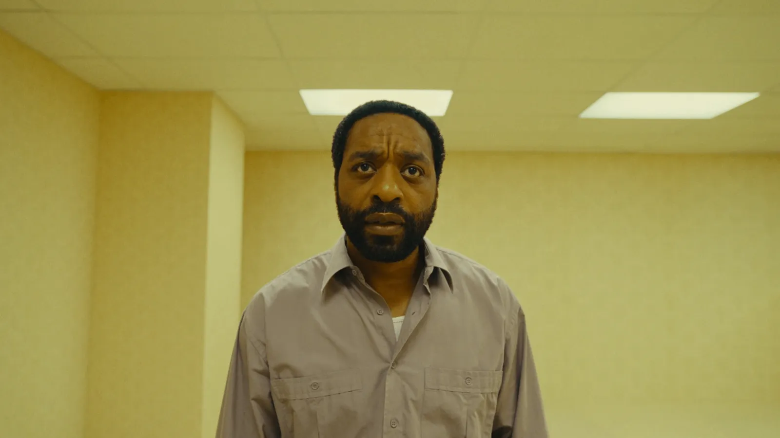 El tráiler de 'Backrooms' nos desbloquea un nuevo miedo irracional a las paredes amarillas y las luces fluorescentes. 2 Mundocine - Backrooms 2026 Trailer