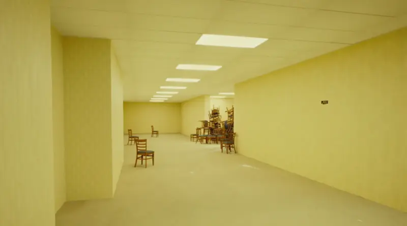 Pasillo infinito con alfombra beige y paredes amarillas, con una pila caótica de sillas de madera en el centro en 'Backrooms'.