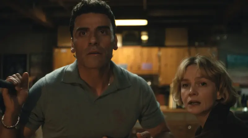 Un hombre y una mujer con expresiones de gran sorpresa y alarma en una habitación con poca luz; el hombre sostiene un objeto largo y oscuro sobre su hombro en la temporada 2 de 'Bronca'.