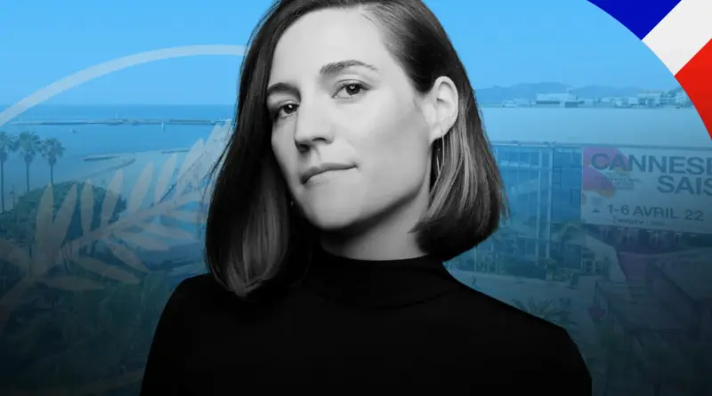 Retrato en primer plano de la directora de cine Carla Simón sobre un fondo azul con el logo del Festival de Cannes y una vista panorámica de la ciudad costera.