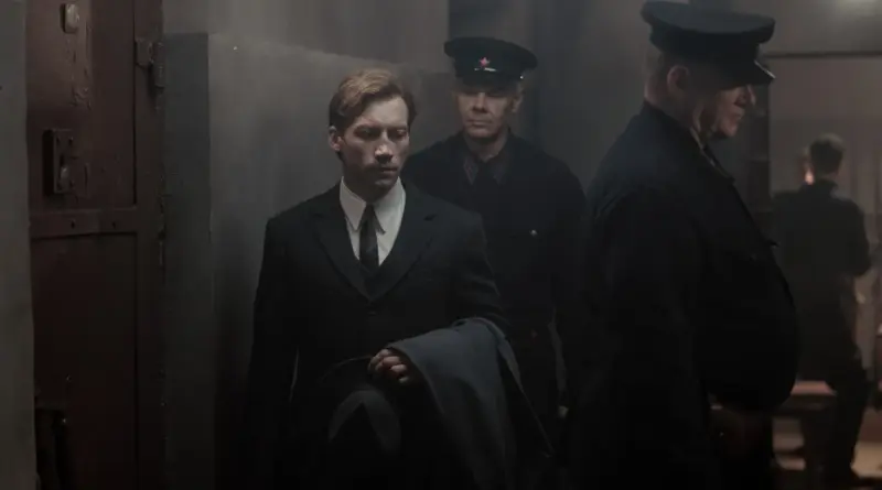 El Protagonista De Dos Fiscales Con Rostro Serio Siendo Escoltado Por Guardias Uniformados.