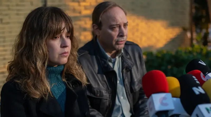 Verónica Sánchez y Vicente Romero como los padres de Marta del Castillo ante micrófonos de prensa en una escena de la serie de Netflix 'En el nombre de Marta'.