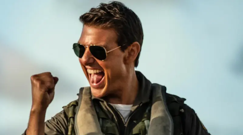 Tom Cruise como Maverick celebrando con el puño en alto en Top Gun Maverick para celebrar el anuncio de Top Gun 3.