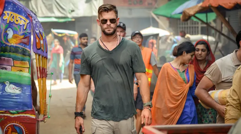 Chris Hemsworth como Tyler Rake caminando por las concurridas calles de Dhaka en la película Tyler Rake.