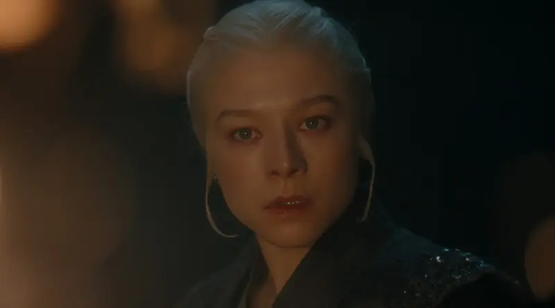 Primer plano de Rhaenyra Targaryen con expresión seria en la serie La Casa del Dragón.