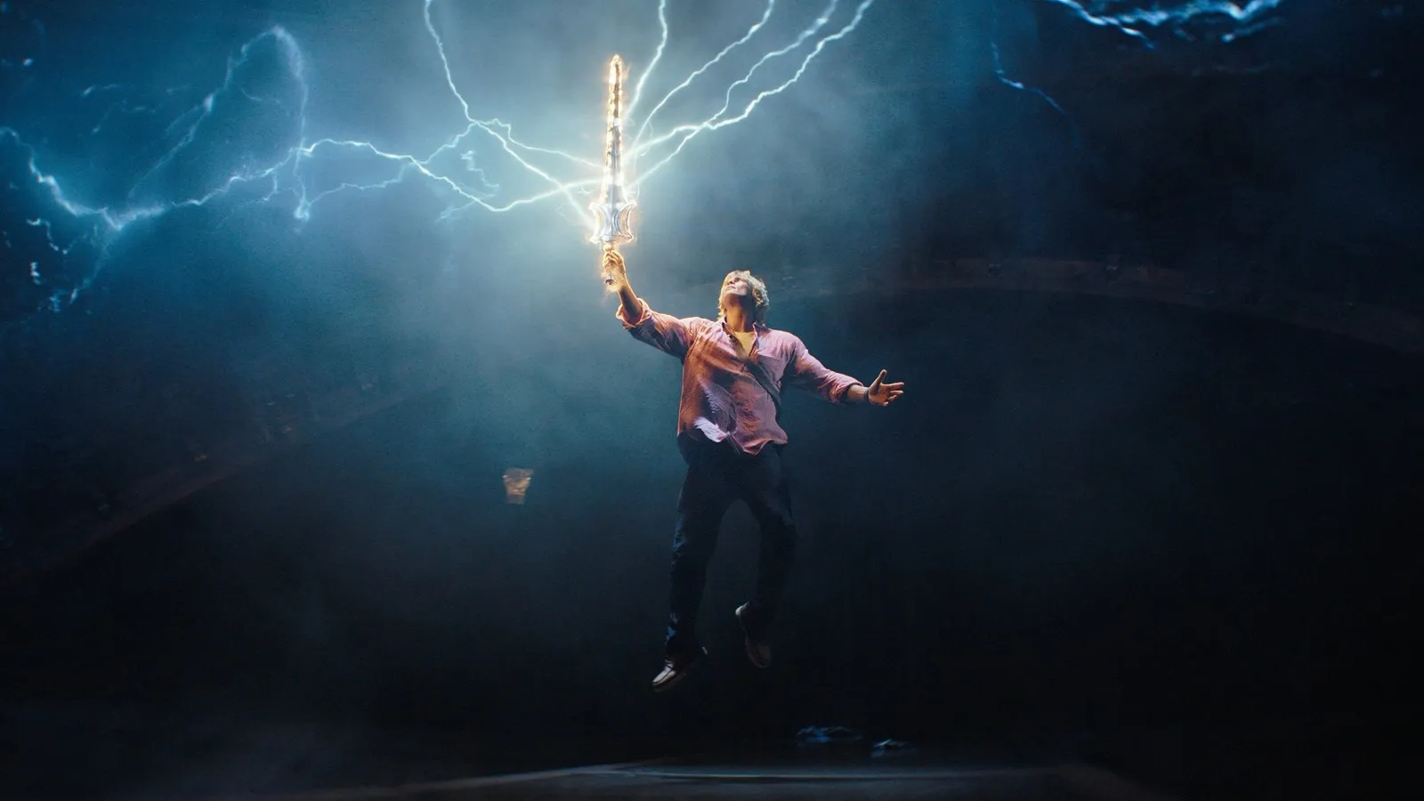 Nicholas Galitzine levanta la Espada del Poder en el nuevo tráiler de 'Masters del universo'. 3 Mundocine - Masters Del Universo Pelicula 2026