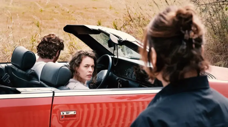 Primer plano de Paula Beer dentro de un coche rojo, escena clave de suspenso en la película "Espejos Nº 3".