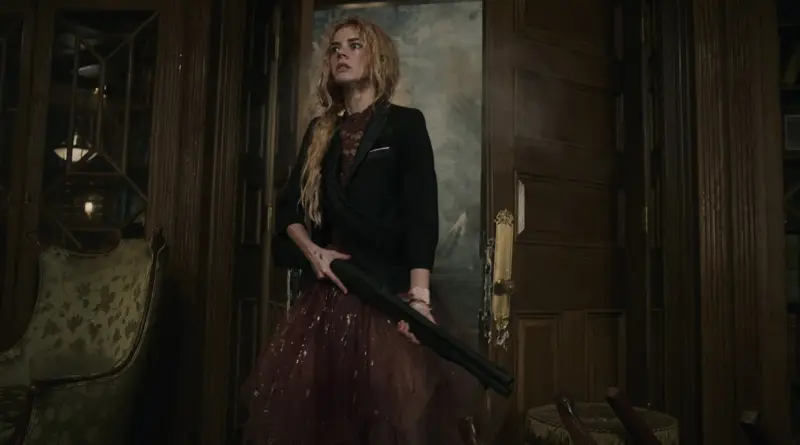 Grace Ensangrentada Y Sosteniendo Una Escopeta En El Interior De Una Casa En Noche De Bodas 2.