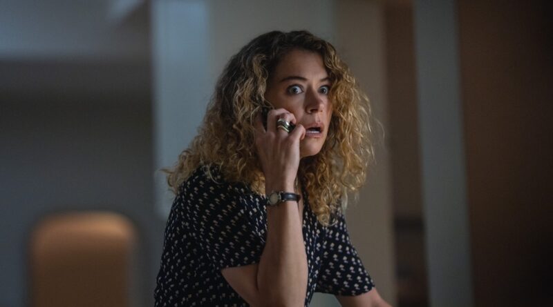 Tatiana Maslany Con Expresión De Pánico Hablando Por Teléfono Móvil En Una Escena De Satisfacción Garantizada.