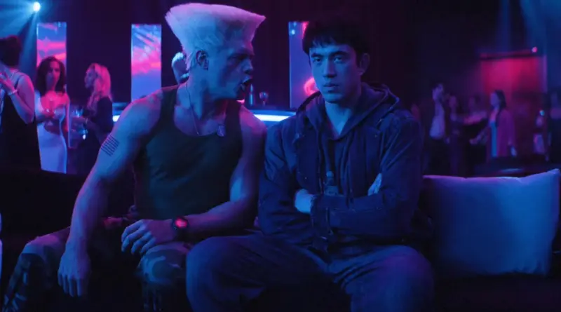 Guile con su icónico peinado hablando con Ryu en un ambiente de club nocturno en Street Fighter 2026.