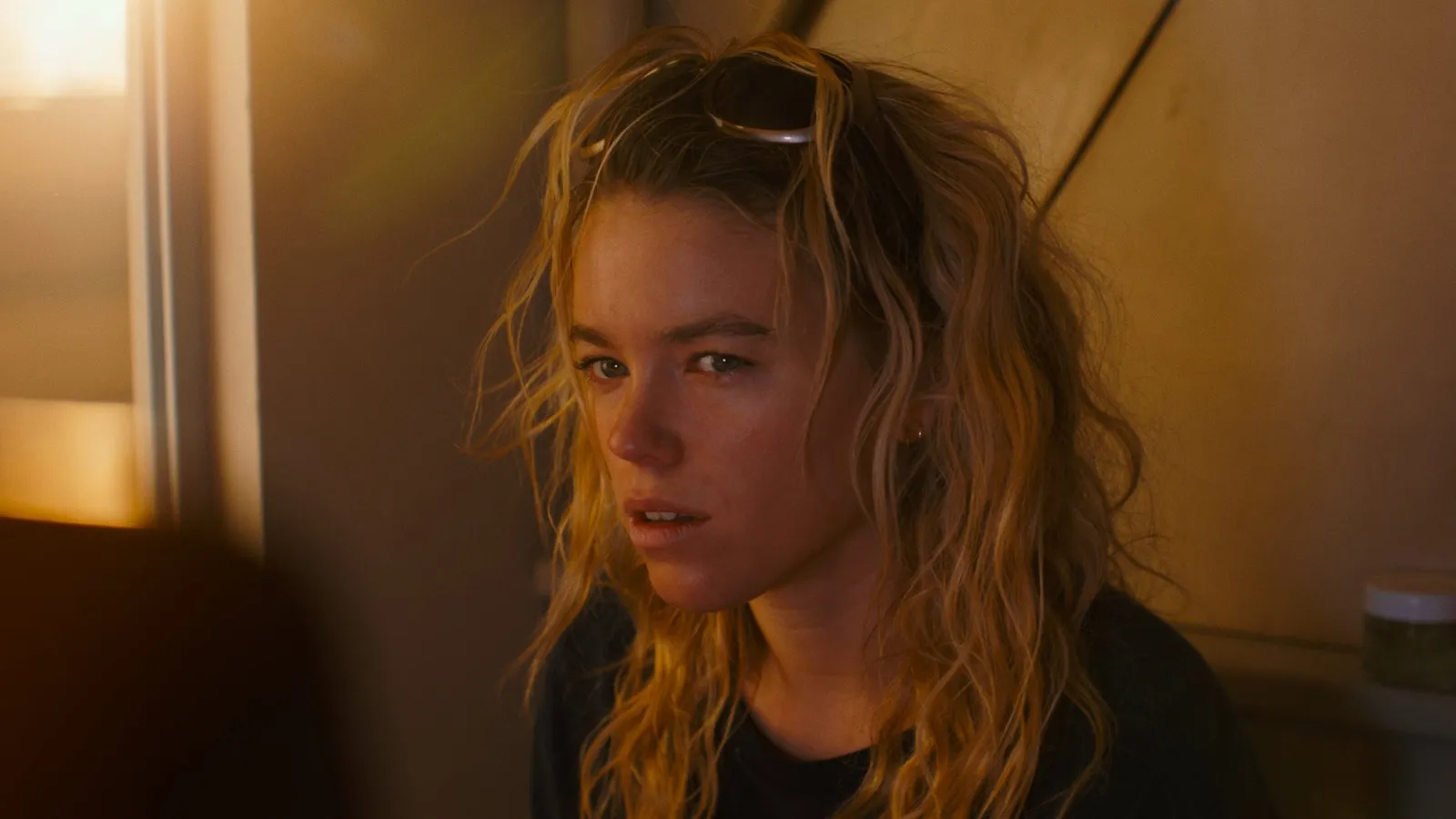 Milly Alcock se marca un John Wick para salvar a su perro en el nuevo tráiler de 'Supergirl'. 3 Mundocine - Supergirl 2026 Trama