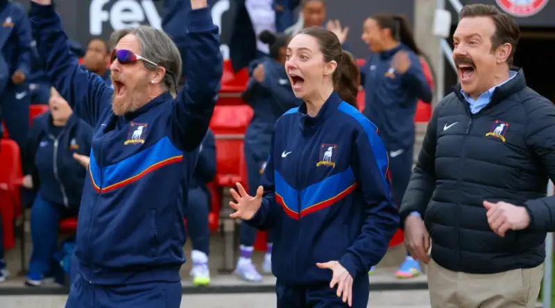 Coach Beard, un nuevo personaje y Ted Lasso celebrando con euforia en un partido del AFC Richmond.
