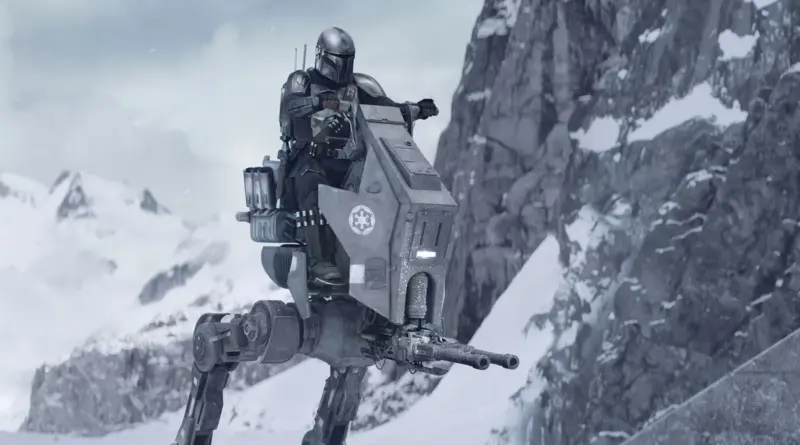 El Mandaloriano pilotando un caminante AT-RT en un entorno de montañas nevadas en la película The Mandalorian and Grogu.